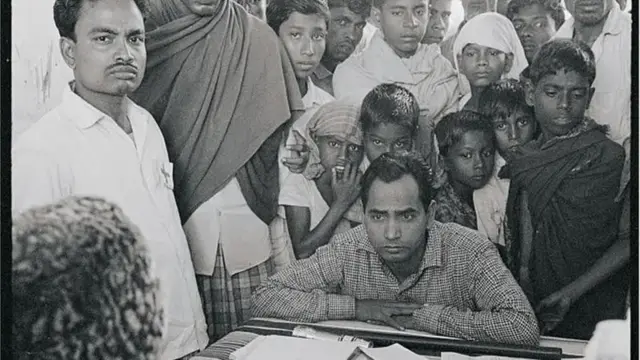 भोला बेटावर आरोग्य केंद्रात कॉलरावरील गोळ्या घेण्यासाठी जमलेले लोक. चक्रीवादळानंतर या भागात आजारांच्या प्रादुर्भाव वाढला. 