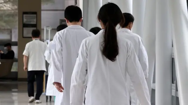 가운을 입은 의사들의 뒷모습