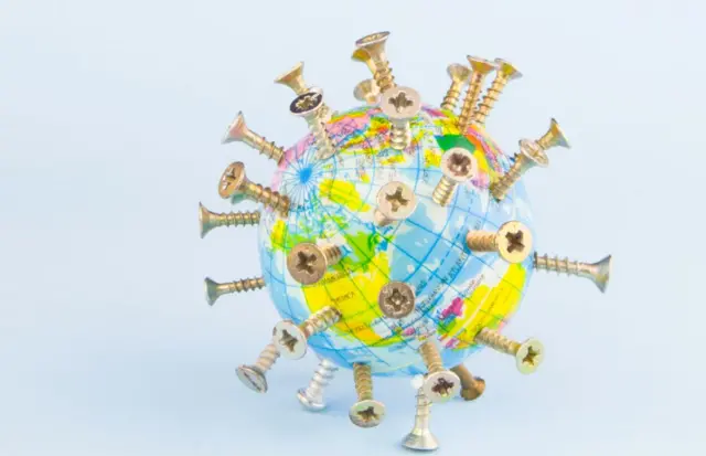 Globo terráqueo con muchos tornillos atornillados