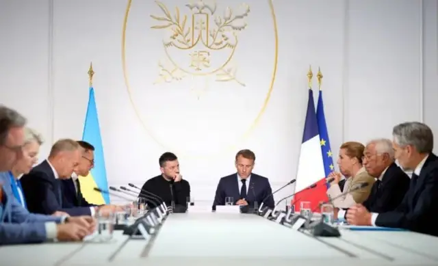 Париждаги Украинага ёрдамни истовчилар коалицияси учрашуви иштирокчилари. Марказда Украина Президенти Зеленский ва Франция Президенти Эммануэл Макрон