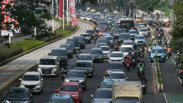 Suasana kemacetan di Jalan Jenderal Sudirman, Jakarta, Jumat (18/8/2023).
