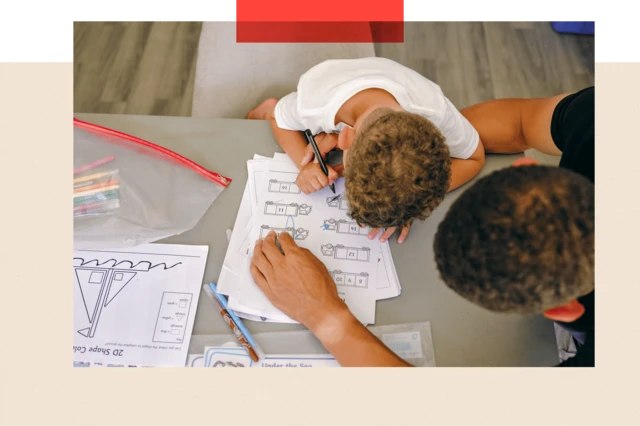 Un parent aidant son enfant à faire ses devoirs