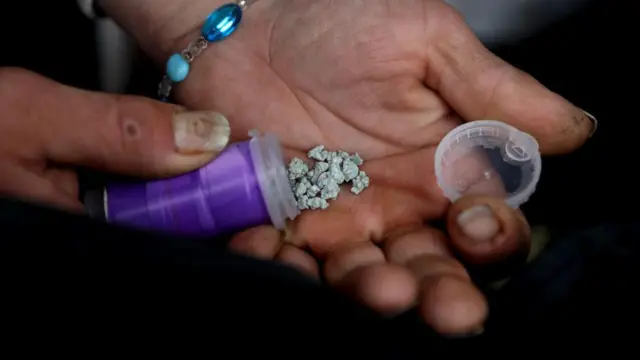 Un hombre muestra su fentanilo