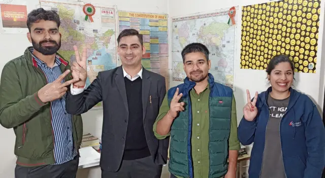 अमित (बाएं से दूसरे) के बरी होने के बाद दोस्तों ने खुशियां मनाईं. 