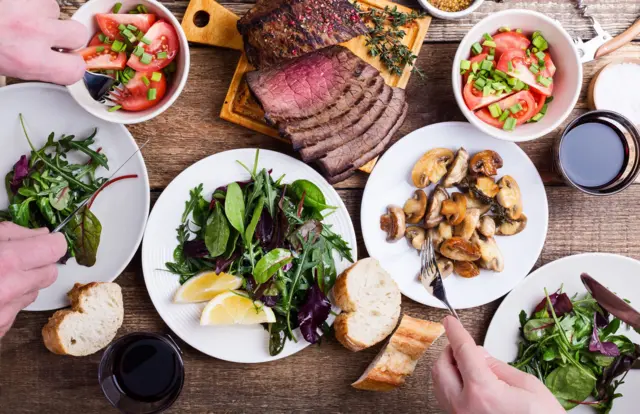 Pratos com carne, salada e cogumelos