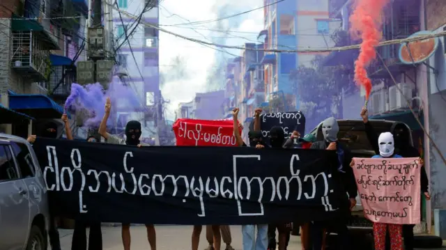 মিয়ানমারে সেনা শাসনের বিরুদ্ধে প্রতিবাদ বিক্ষোভ