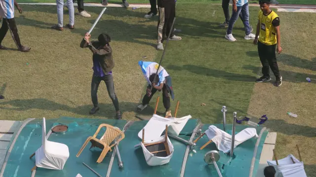 两名男子用铁棍破坏塑胶屏障（13/12/2025）