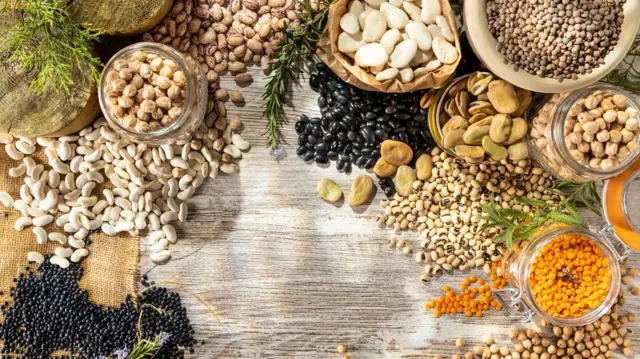 bir masa üzerine serpilmiş farklı baklagiller