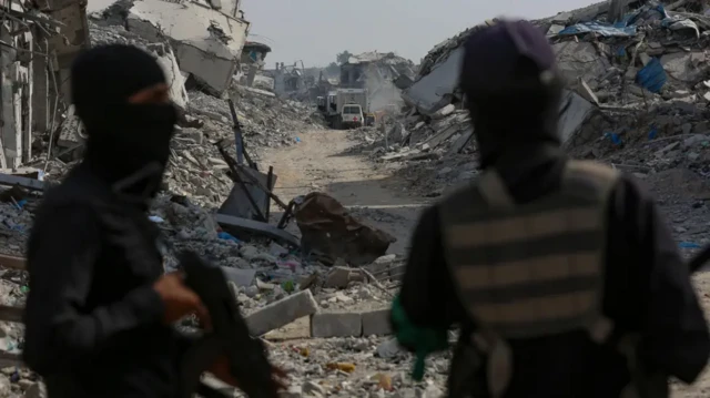 Hamas militanları ellerinde silahla devriye geziyor