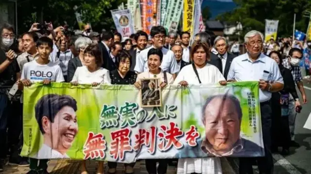 Os apoiadores de Hakamada do lado de fora do tribunal aplaudiram e gritaram 'banzai', uma exclamação japonesa que significa “viva”, quando o veredicto foi divulgado
