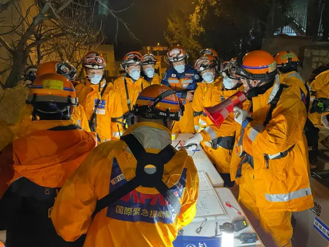 "Japon ekibi Kahramanmaraş'ta ilk gece gittikleri Proton Apartmanı enkazının önünde bir sonraki adımı planlıyor. Ekip başı Hideaki Yamamoto, ülkelerinde afet durumunda önceden belirlenmiş çalışma düzeni gereği hızlıca koordine olup kendi kendine yeten bir ekip kurmanın önemini vurguladı." (Fotoğraf:)