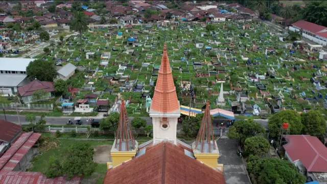 Gereja di samping lokasi mangongkal holi.