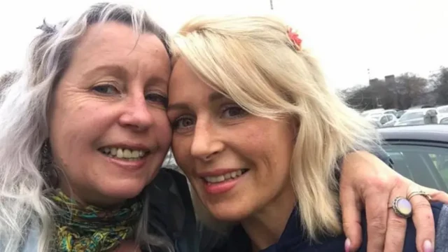 سو رابسون (چپ) همراه با دخترش تینا (راست)