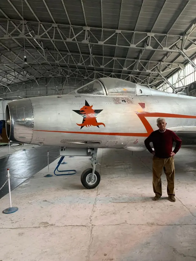 मिग-21 के साथ खड़े पूर्व एयर मार्शल (रिटायर्ड) बृजेश धर जयाल