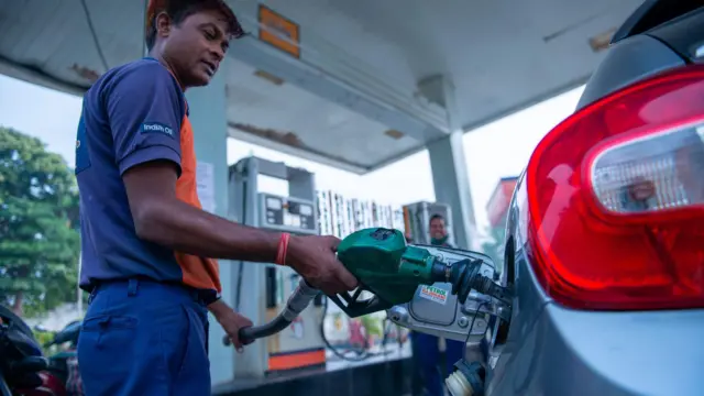 இந்தியாவில் பெட்ரோல், டீசல் விலை 10 நாளில் 4 முறை உயர்வு - சாமானியருக்கு என்ன பாதிப்பு?