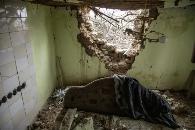 ক্ষতিগ্রস্ত বাড়ি