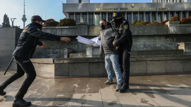 Ülvi Həsənli Milli Məclisin qarşısında media haqqında qanuna etiraz edərkən 