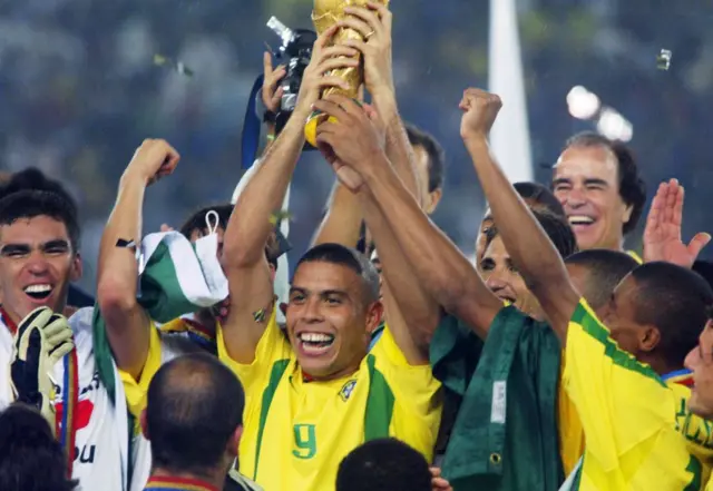 Ronaldo, rodeado de la selección brasilera, levanta la Copa del Mundo.