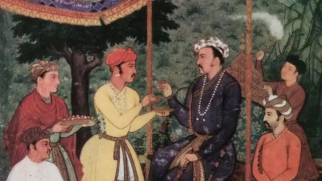 হাতে আঁকা ছবিতে একজন সুলতানকে খাবার পরিবেশন করছেন কয়েকজন