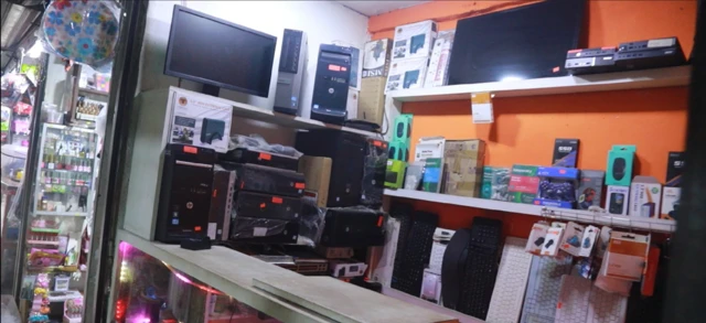 L'atelier-boutique de Zé Atéba Dénis au marché Mvog-Mbi de Yaoundé.