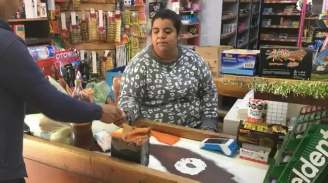 Mulher parda no caixalink do jogo esporte da sorteum mercado