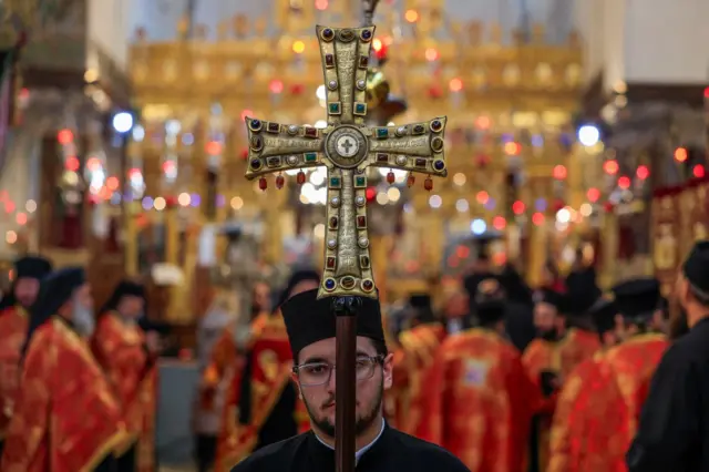 Свештеник држи велики крст