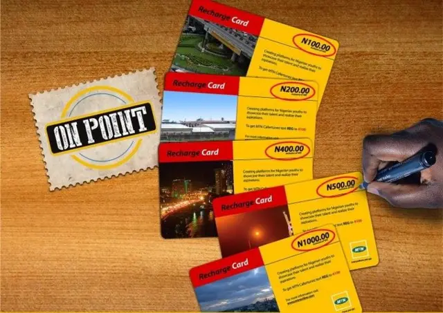 Katunan waya na kamfanin MTN a kan teburi yayin da hannun wani ke riƙe da biro alamun zai yi rubutu a kai