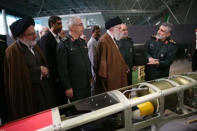 علی خامنه‌ای در کنار امیرعلی حاجی‌زاده، فرمانده نیروی هوافضای سپاه حین بازدید از موشک فتاح-۲ 