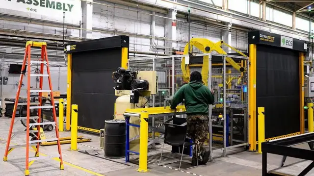 अमेरिकाको एक कारखानामा रहेका श्रमिक