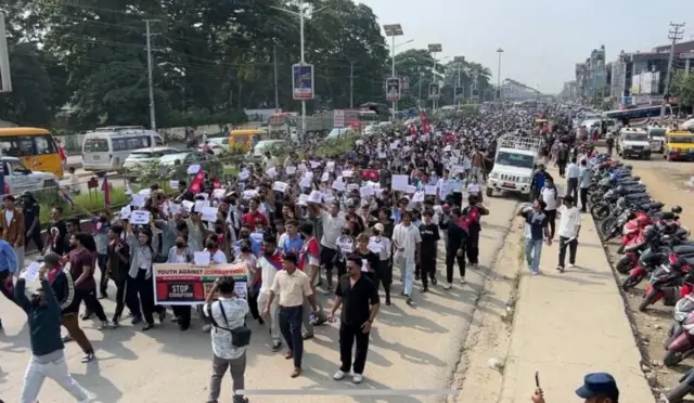 सोशल मीडियावरील बंदीविरोधात हजारोंच्या संख्येने आंदोलनकर्ते रस्त्यावर उतरले आहेत