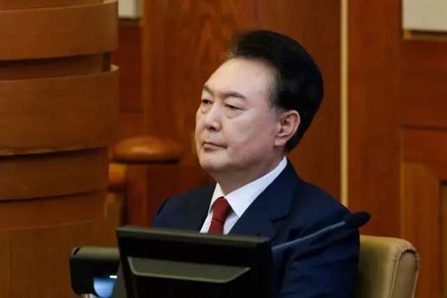 La Corte Constitucional de Corea del Sur destituye al presidente Yoon Suk Yeol por su fallido intento de imponer la ley marcial y abre las puertas que su enjuiciamiento - BBC News