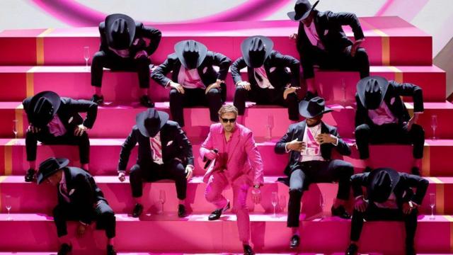 Ryan Gosling cantando, de terno rosa, ao vivo no Oscar