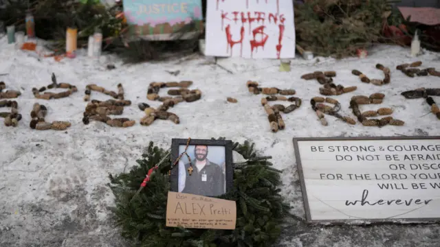 نصب تذكاري مؤقت في الموقع الذي قُتل فيه أليكس بريتي برصاص عناصر إدارة الهجرة والجمارك في مينيابوليس.