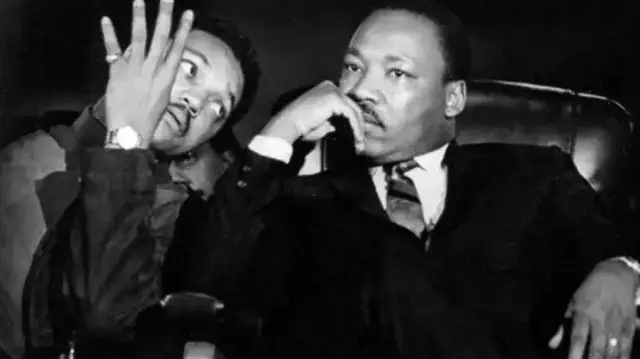 مارتن لوثر كينغ (يمين) وجيسي جاكسون (1966)