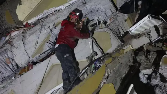 আটকে পড়া লোকেদের কাছে পৌঁছুতে উদ্ধারকর্মীরা কখনও কখনও খালি হাতও ব্যবহার করেন।