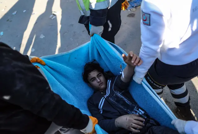 হাতাই শহরের এক ধ্বংসস্তূপ থেকে ৬০ ঘণ্টা পর জীবিত উদ্ধার করা হয় এই তরুণকে 