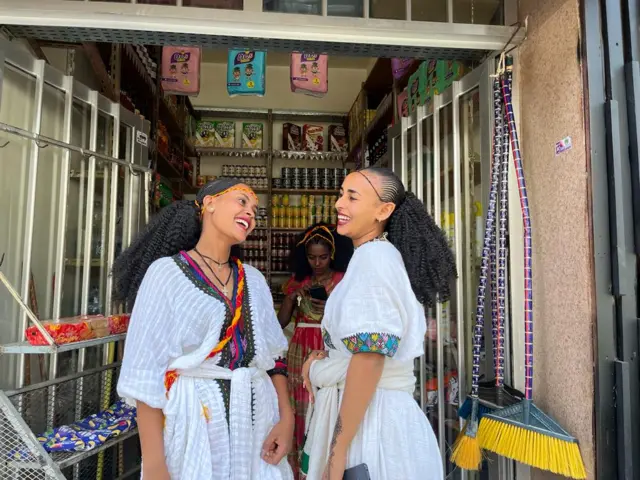 ክልተ ቆልዑ ኣሸንዳ