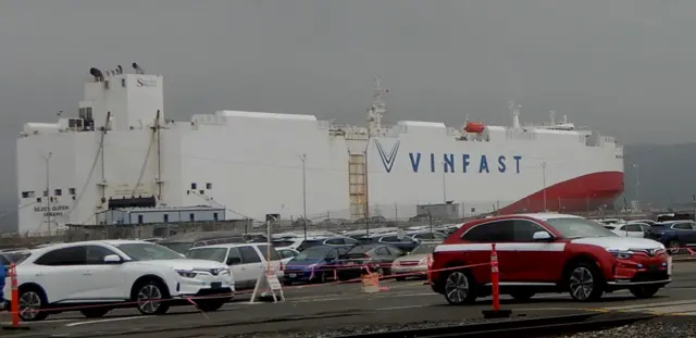 Tàu hàng và xe Vinfast tại bến cảng Benicia tháng 12/2022