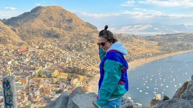Marina Guaragna con una vista al fondo de la Copacabana boliviana. 