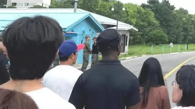 King, ambaye alifika mpakani na kundi la watalii, alitakiwa kusafirishwa kwa ndege hadi Marekani kukabiliana na hatua za kinidhamu katika jeshi.