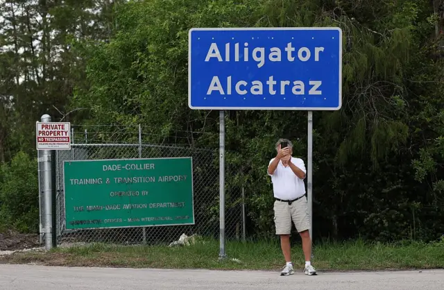 Cartel de "Alligator Alcatraz"