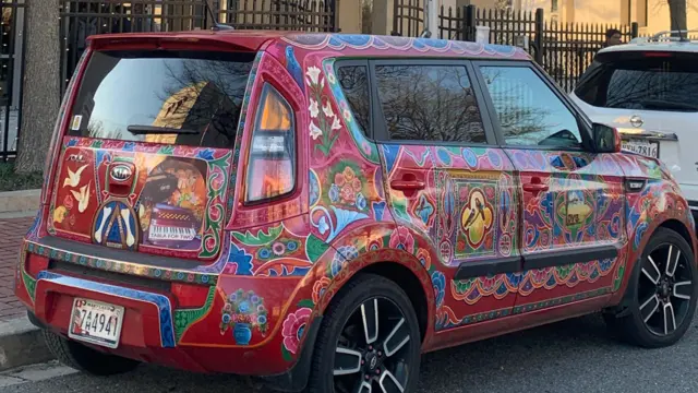 ابیگیل با خودروی آراسته و لباس‌های رنگارنگ سنتی افغانستان، در خیابان‌ها و جاده‌های واشنگتن پرسه می‌زند.