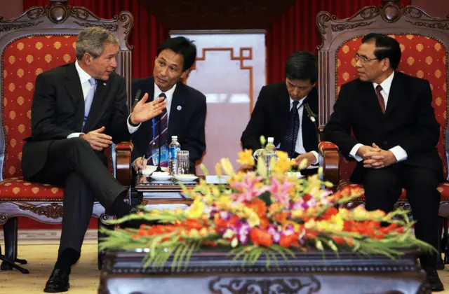 Tổng Bí thư Nông Đức Mạnh hội kiến Tổng thống Mỹ George W.Bush thăm chính thức Việt Nam và dự Hội nghị cấp cao APEC lần thứ 14 vào năm 2006 Tổng Bí thư Nông Đức Mạnh hội kiến Tổng thống Mỹ George W.Bush thăm chính thức Việt Nam và dự Hội nghị cấp cao APEC lần thứ 14 vào năm 2006