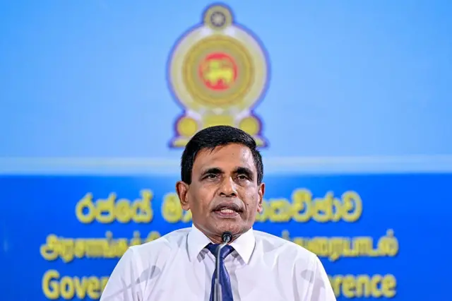 "පොලිස් සේවයට බඳවා ගන්නා පුද්ගලයින් සම්බන්ධයෙන් දැඩි අවධානයක් යොමු කරලා තියෙනවා. විශේෂයෙන් ඔවුන්ගේ පසුබිම් වාර්තා සම්බන්ධයෙන්."