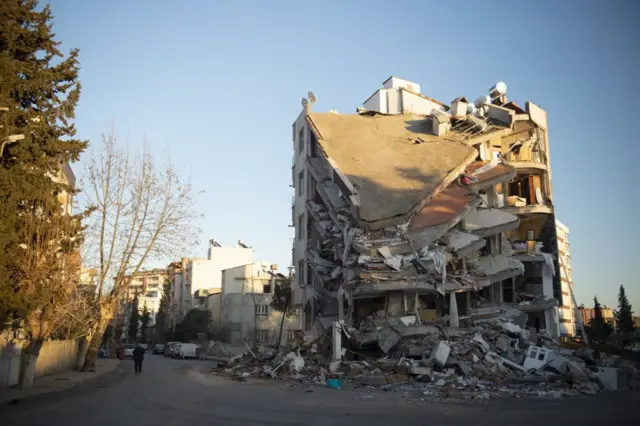 පෙබරවාරි 6 වැනි දින තුර්කියේ ගිනිකොණ දිග ප්‍රදේශයට එම භූමිකම්පා ද්විත්වයෙන් බලපෑම් එල්ල වූ විට පුද්ගලයන් 55,000කට වැඩි පිරිසක් මිය ගිය අතර තවත් 100,000කට අධික පිරිසකට තුවාල සිදුවිය. කම්පනය සිදුවන අවස්ථාවේදී බොහෝ පිරිසක් නිදා සිටියේ කඩාවැටුනු ගොඩනැගිලි තුළයි.