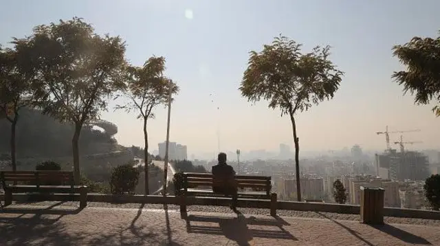 فردی تهران را از بالا نگاه می‌کند