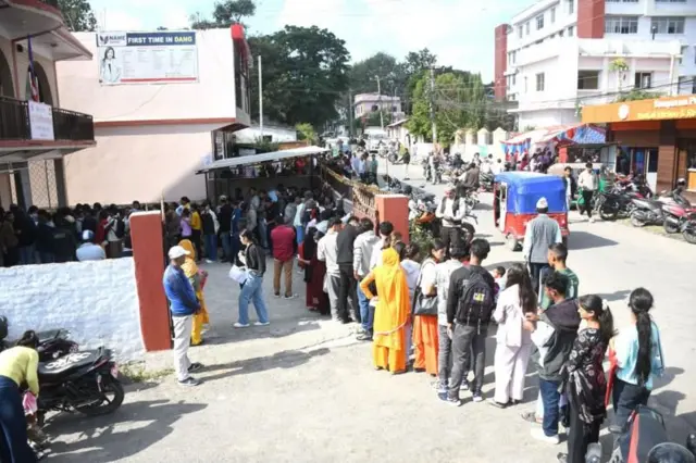 मतदाता नामावलीमा नाम लेखाउन लामबद्ध मानिसहरू