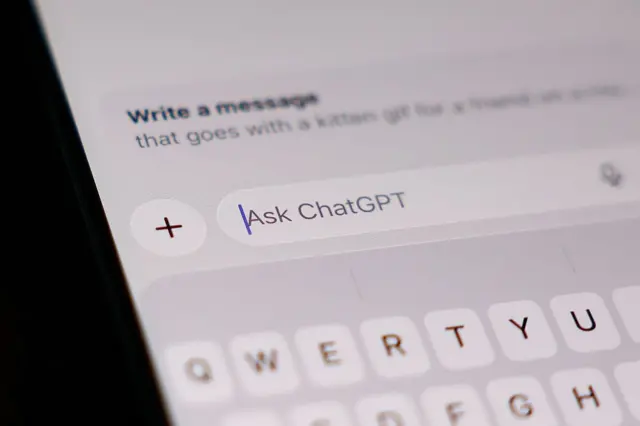 La pantalla de un teléfono mostrando un chat de ChatGPT.