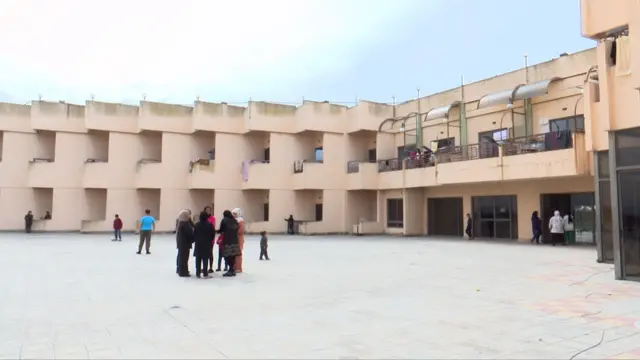 رواق الفندق، حيث اجتمع عدد من "النزلاء" 