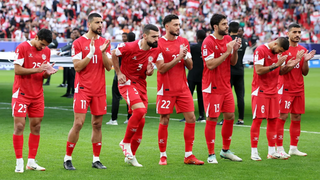 Jogadores de futebol aplaudindo lado a lado